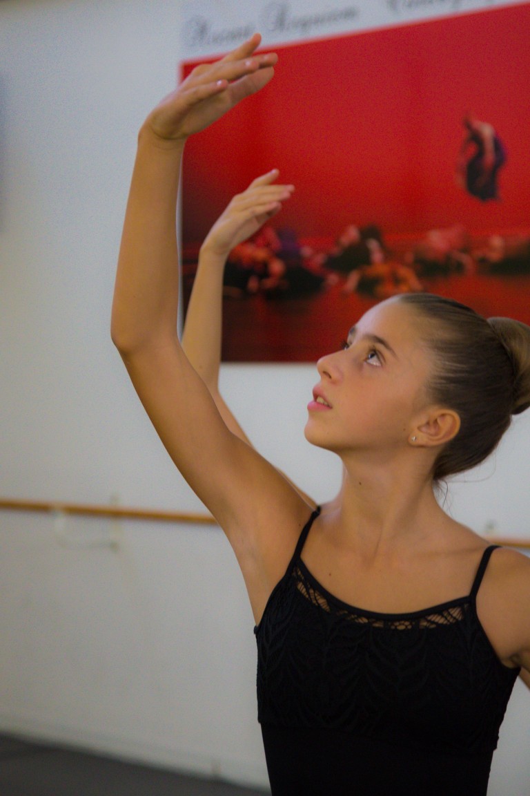 Primo piano di una giovane ballerina di danza classica