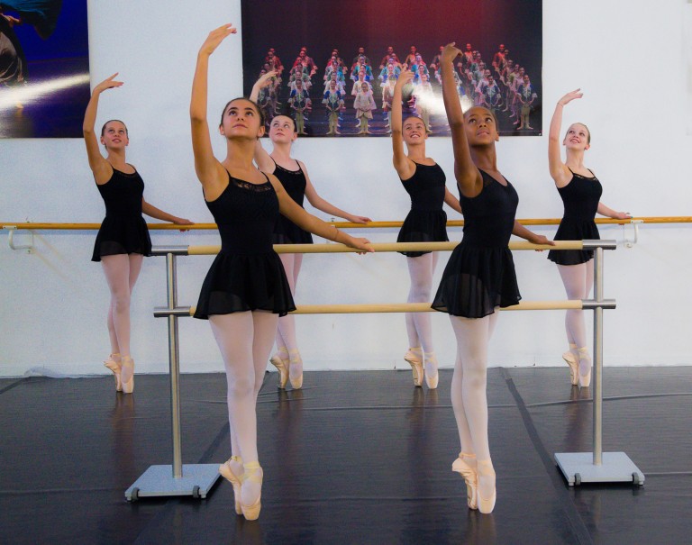 Allieve della scuola di danza durante corso di danza classica