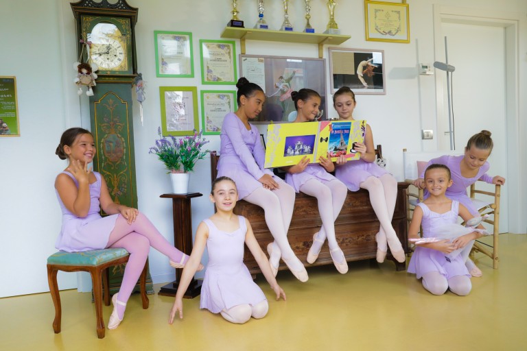 Foto con allieve della scuola di danza con i trofei in sfondo