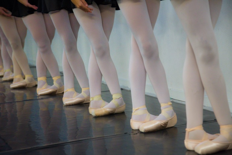 Primo piano di piedi di ballerine di danza classica