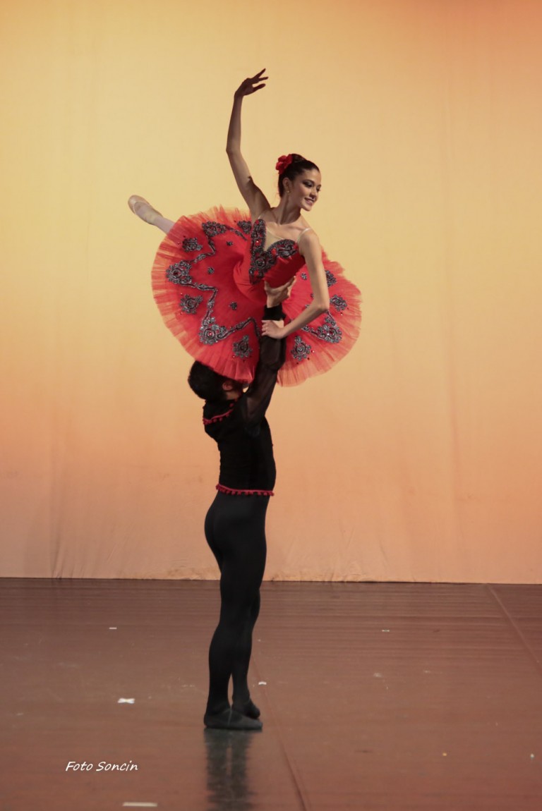 Charlotte Clementi e Federico Mella sul palco di uno spettacolo di danza