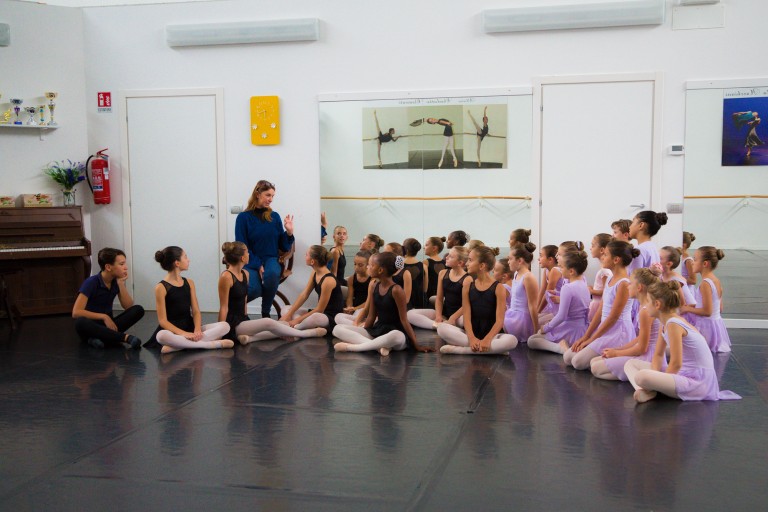 Allieva della scuola di danza durante una lezione di danza classica