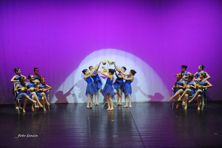 Allievi della scuola di danza durante un musical