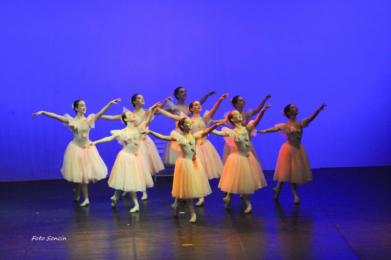 Ballerine della scuola di danza che si esibiscono in 'On Danse a Paris'