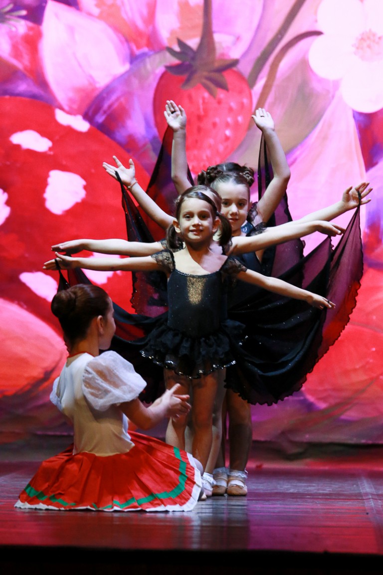 Ballerina durante spettacolo di danza 'Pipistrelli'