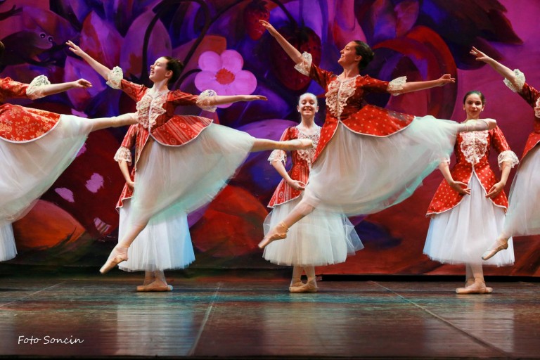 Ballerine sul palco con vestito rosso e bianco